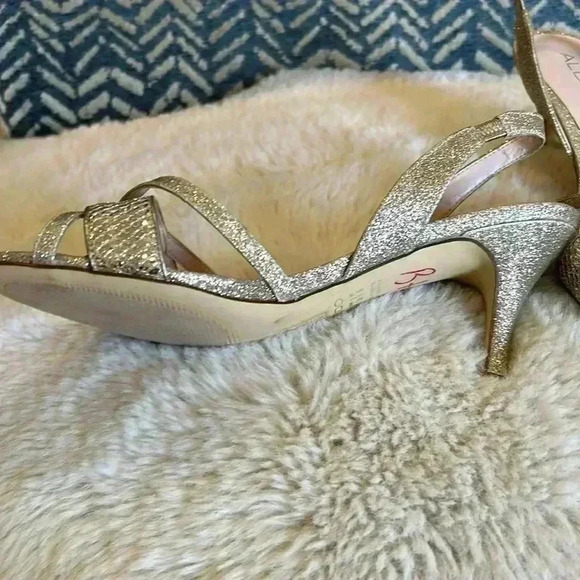 🏷️ SALE Like  New Aldo Gold Sling back sandals. - Picture 3 of 8